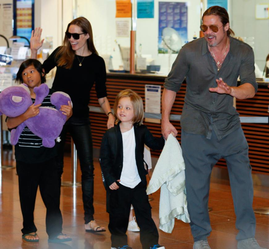 Juli 2013: Hier kommt Familie Jolie-Pitt. Ein äußerst gut gelauntes Hollywood-Paar reiste samt Kinderschar nach Tokio. Dort feiert Brad seine Premiere von