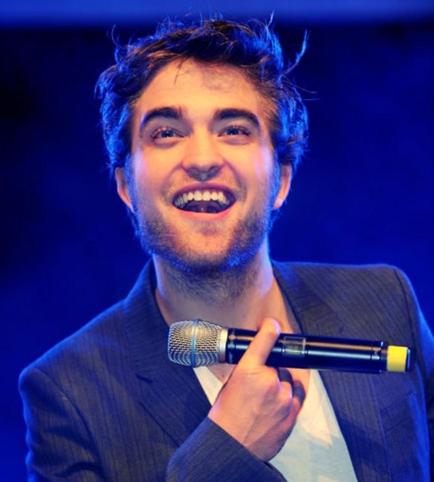 Ein gut gelaunter Robert Pattinson sorgte im Minutentakt für Kreischalarm