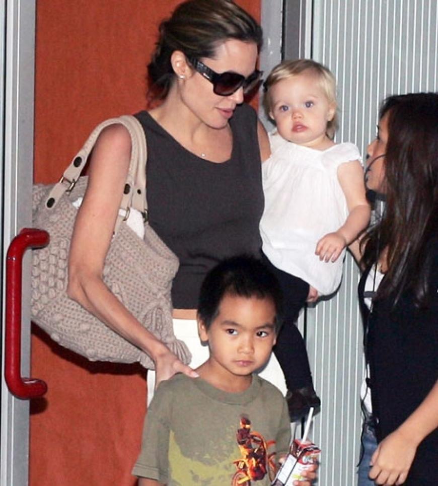 Bei lustigen und komischen Namen darf der Jolie-Pitt-Clan natürlich auch nicht fehlen. Hier Angelina mit Shiloh Nouvel und Maddox