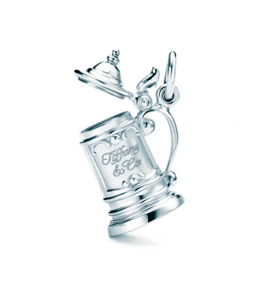 Ein besonderes Highlight ist der Bierkrug-Charm von Tiffany & Co.! Den können wir uns für ca. 265 Euro ans Armband hängen