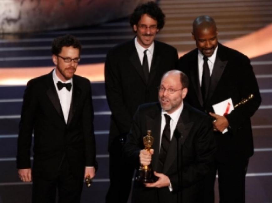 Scott Rudin (3. von links), Joel Coen Ethan Coen (links) nehmen den Oscar für den besten Film