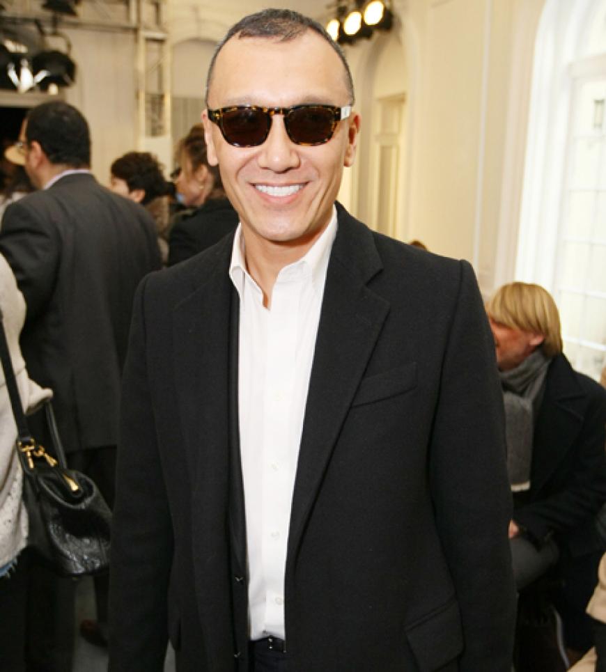 Elle US Chefredakteur Joe Zee strahlt in die Kameras