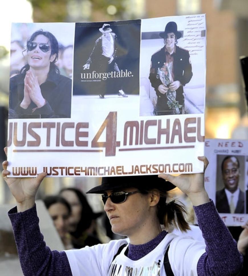 Auch die Fans fordern Gerechtigkeit: Sie halten den Arzt für schuldig. Doch das Gericht zögert eine Urteilsverkündung bis heute hinaus. Dr. Conrad Murray praktiziert noch immer