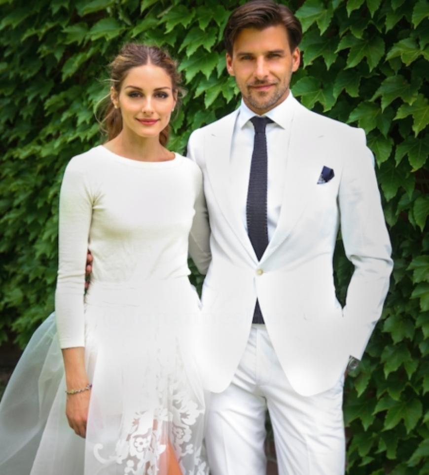 Olivia Palermo und Johannes Hübel auf ihrem offiziellen Hochzeitsfoto im Partnerlook