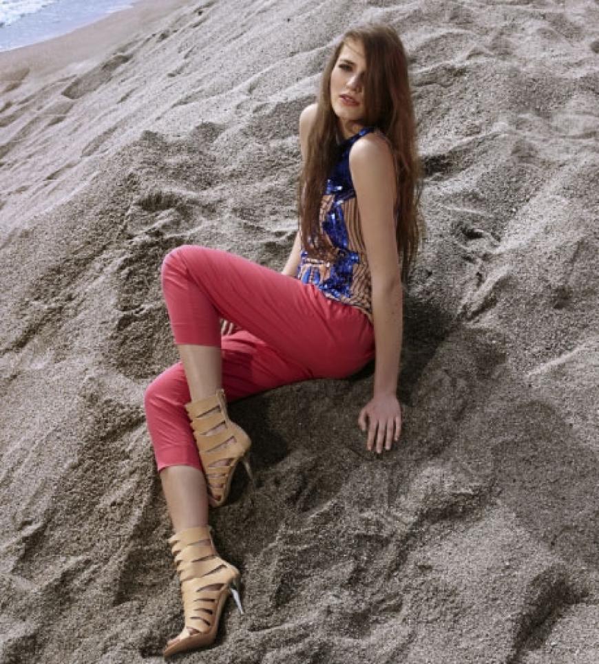 Pink: Chiffontop mit Paillettenverzierung von By Malene Birger, ca. 380 Euro. Hose mit Bundfalten von H&M, ca. 40 Euro. Schuhe im Grafik-Design von Giuseppe Zanotti