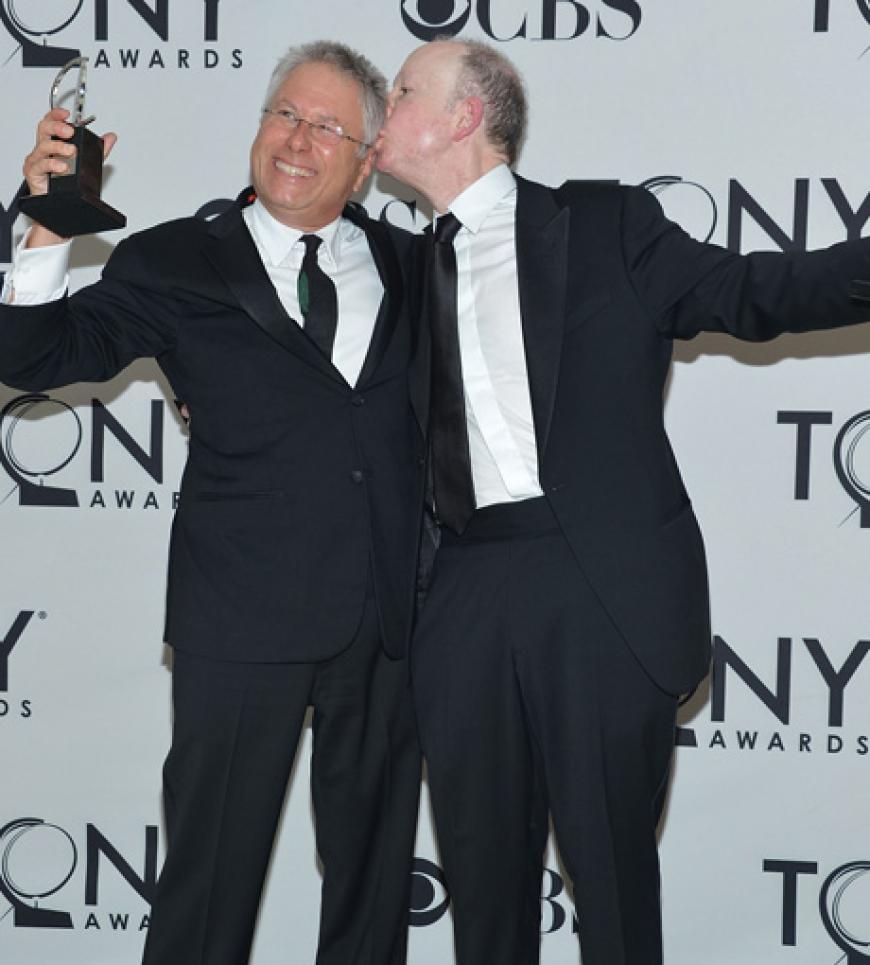 Alan Menken und Jeff Feldman freuen sich über eine Auszeichnung. Sie komponierten die beste Titelmelodie für das Stück