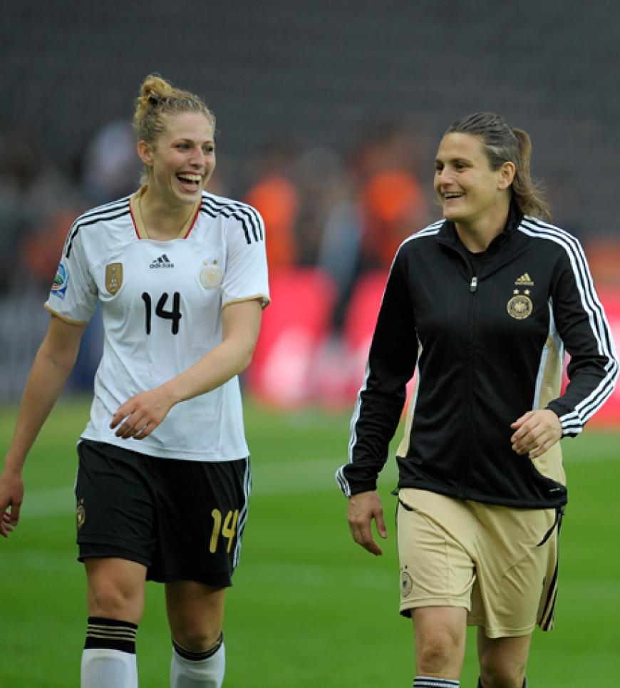 Kim Kulig und Torhüterin Nadine Angerer genießen den Schlussjubel