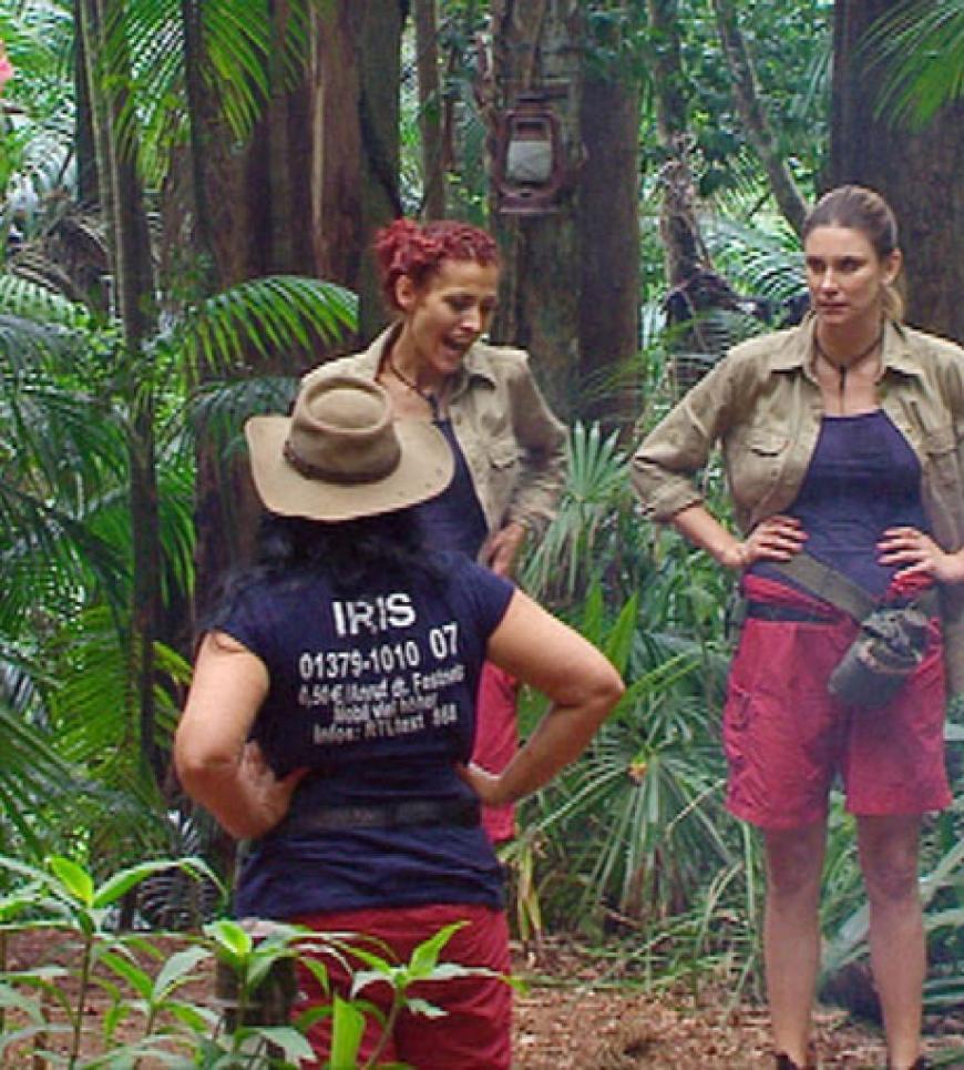 Wieder im Camp berichten Claudelle und Fiona, Olivia Jones und Iris Klein von ihrer schweren Prüfung und von ihren gewonnen vier Sternen. Während Fiona mit ihrer Leistung durchaus leben kann, ist Claudelle frustriert