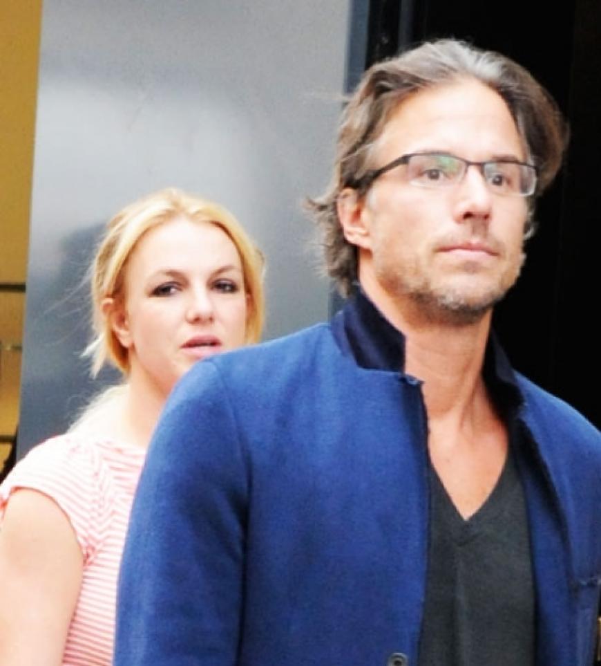 4 Jahre hielten es Britney Spears und Jason Trawick miteinander aus. Mit ihm fing sich die Sängerin wieder, er liebte ihre Kids wie seine eigenen. Dann war im Februar die Luft raus. Einen Monat später hat sie in David Lucado schon einen neuen Freund gefunden´