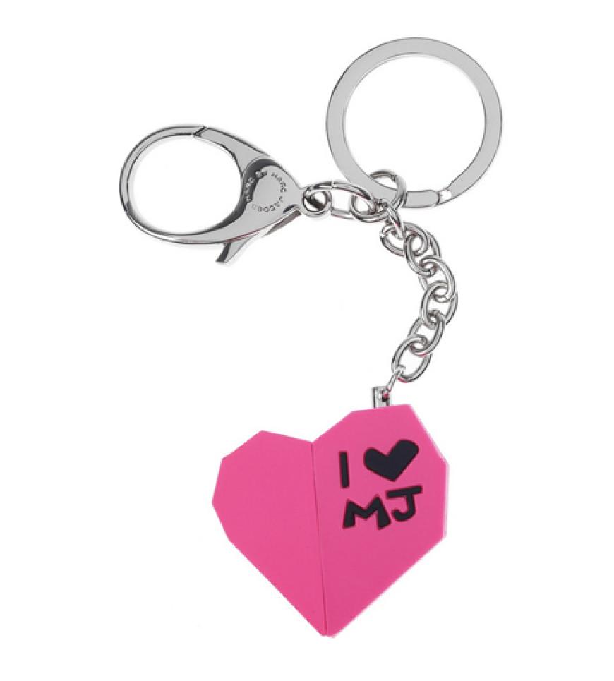 Schlüsselanhänger und 2 GB USB-Stick in einem, von Marc Jacobs, ca. 40 Euro, über www.net-a-porter.com
