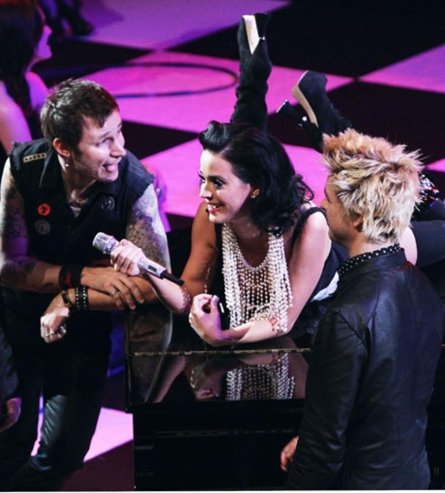 Katy Perry liegt lassiv auf dem Flügel, während sich die Jungs von