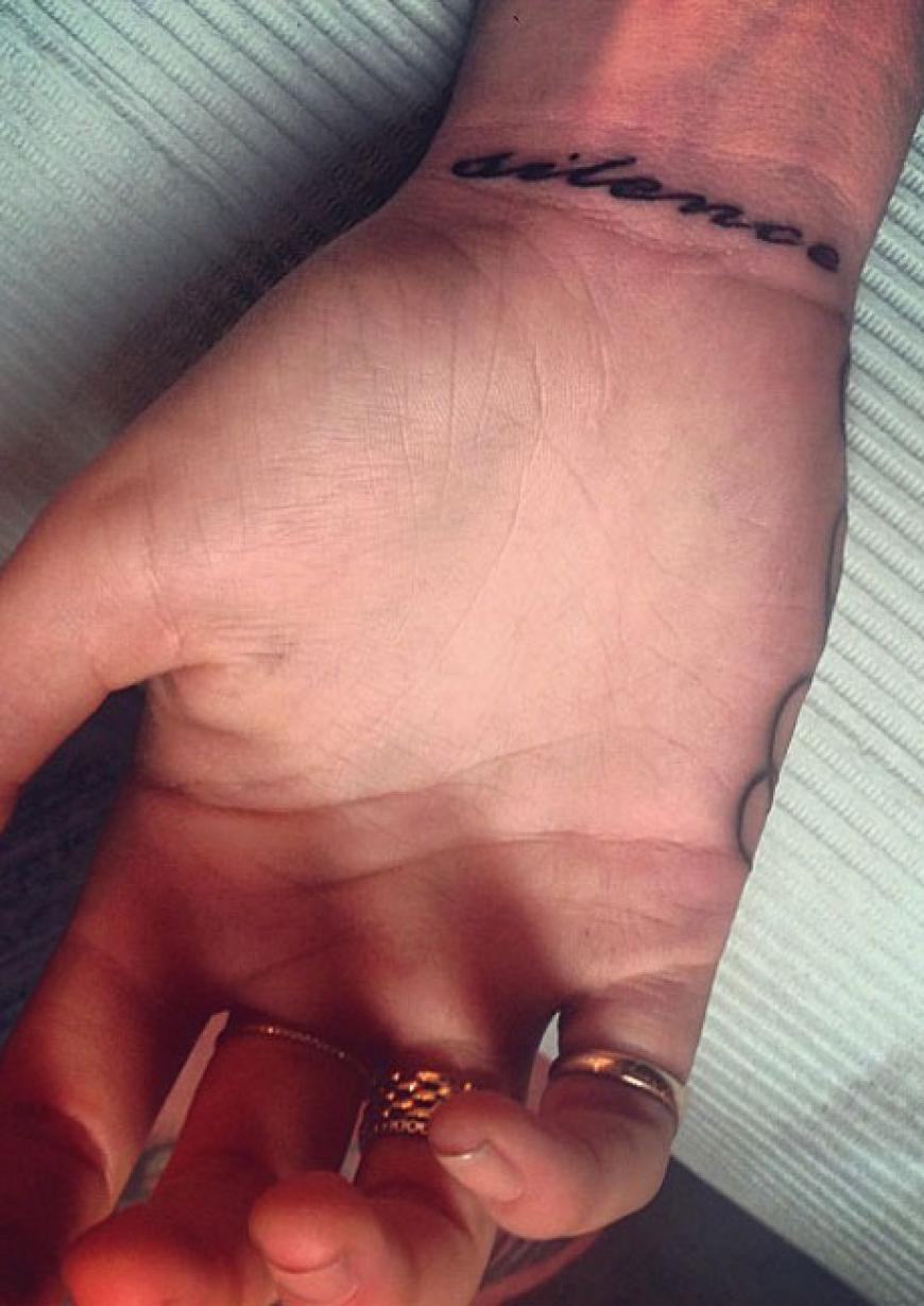 Sie hat es schon wieder getan! Cara Delevingne zeigt ihr neuestes Tattoo auf Instagram - den Schriftzug
