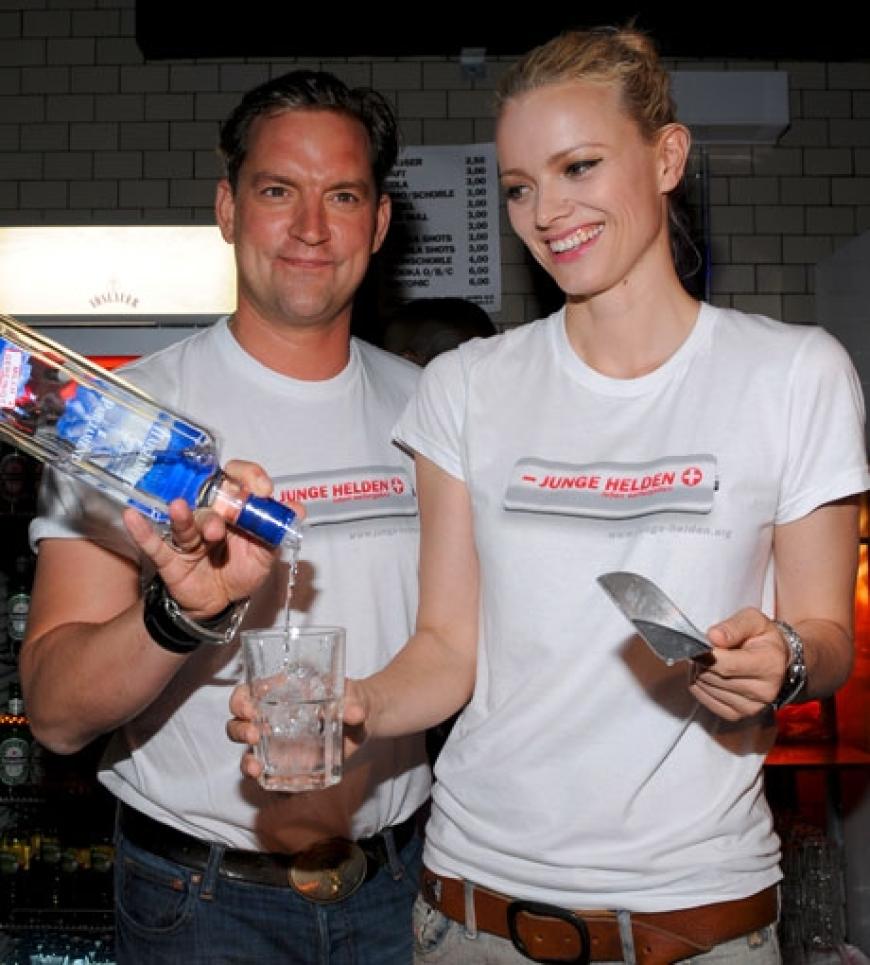 Christian Kahrmann und Franziska Knuppe mixen die perfekten Drinks
