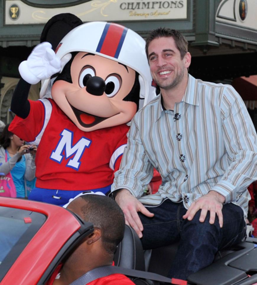 Der American-Football-Spieler Aaron Rodgers bei einer großen Disney-Parade mit Mickey Mouse