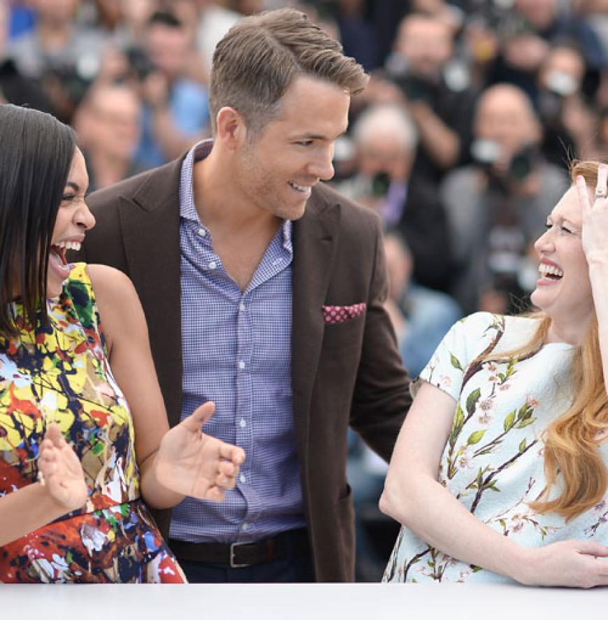 Ist da jemand in Flirtlaune? Ryan Reynolds vergnügnt sich mit seinen Co-Star Rosario Dawson und Mireille Enos. Was wohl seine Frau Blake Lively (ist ebenfalls in Cannes) dazu sagt?