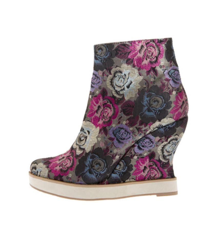 Hoch gewachsen: bedruckte Wedges über asos.de, ca. 70 Euro