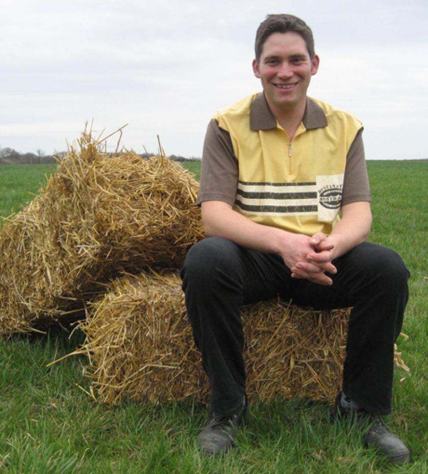 Luxemburger Guy (28) aus Gutland lebt mit seinen Großeltern, Eltern und seinem Bruder auf einem Hof mit 180 Hektar Acker- und Grünland für den Milchviehbetrieb mit Ackerbau. 300 Bullen, Kühe und Kälber sowie fünf bis sechs Bienenvölker gilt es täglich zu versorgen