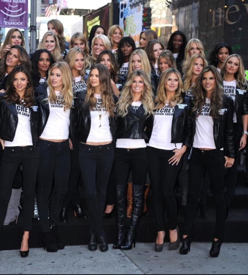 Es ist wieder so weit: Wenn die schönsten Frauen der Welt leicht bekleidet über den Catwalk stolzieren und mit High Heels, Flügeln und Glitzer dem Zuschauer den Atem rauben, dann kann dies nur eins bedeuten: