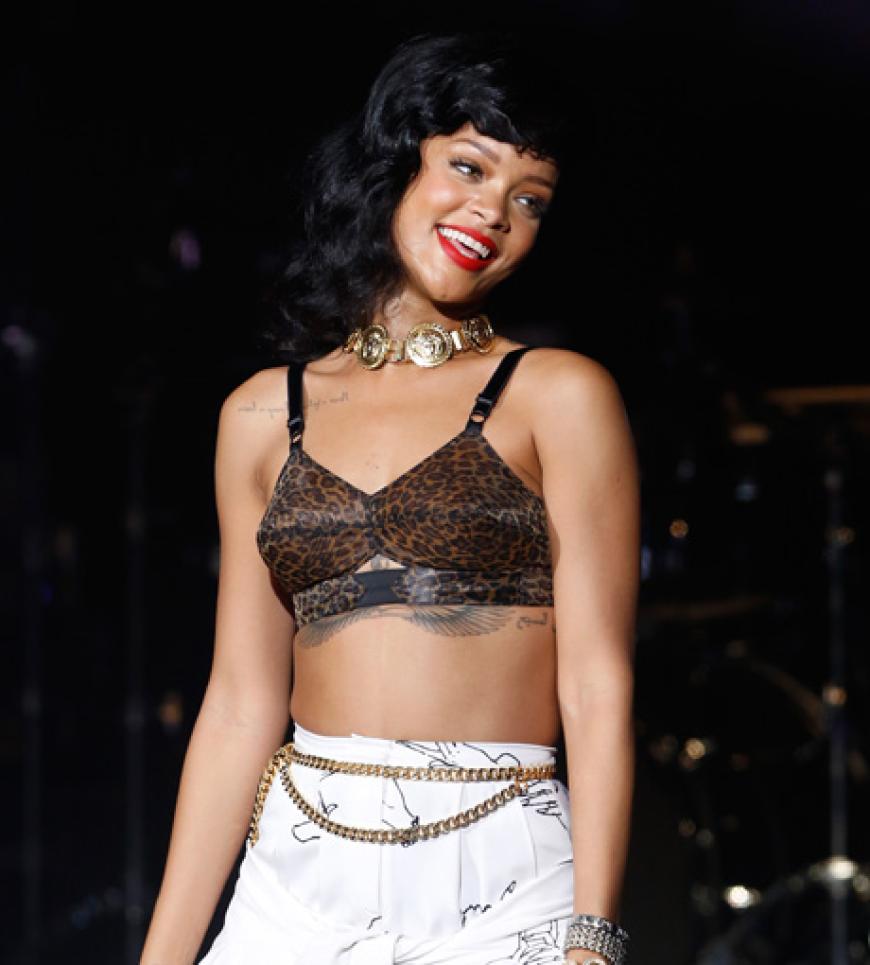 Rihanna ist fast nur noch bauchfrei zu sehen. Zu recht, finden wir! Ihr durchtrainierter Bauch kann sich sehen lassen!