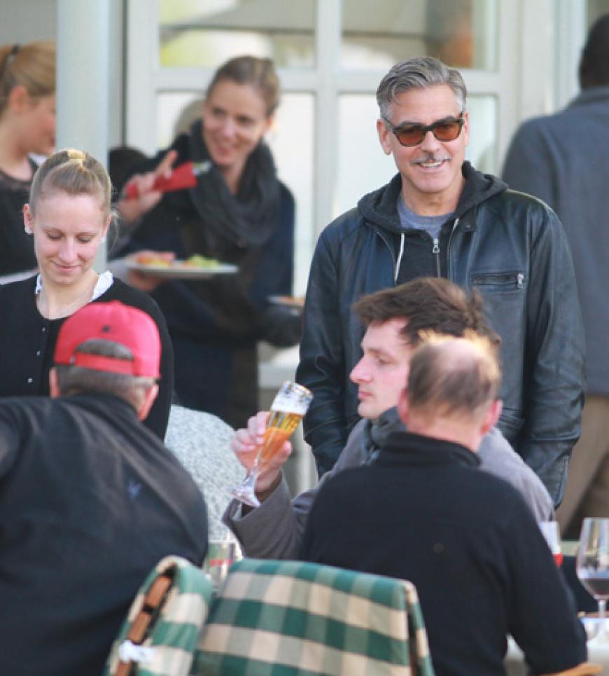 Der Schauspieler während eines Grillabends im Hotel