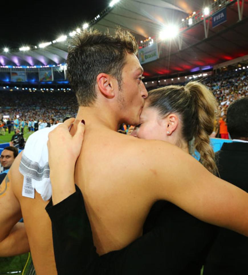 Sieger-Kuss! Mandy Capristo und Mesut Özil liegen sich nach dem WM-Finale in den Armen