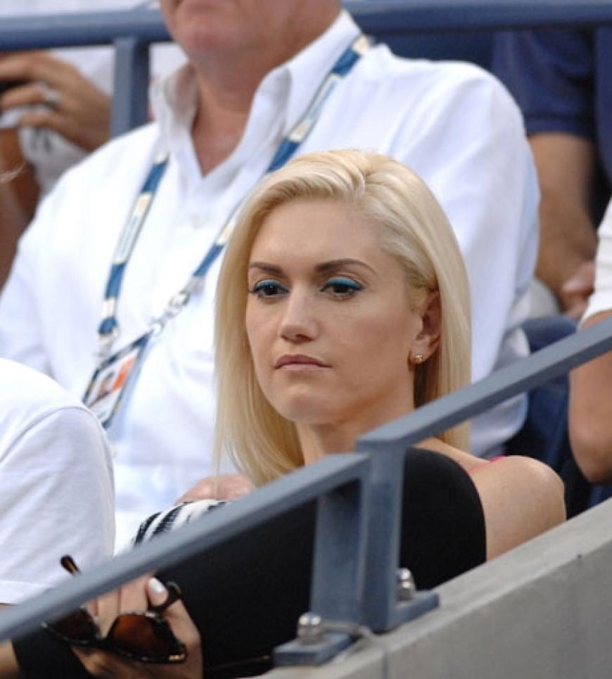 Kaum wieder zu erkennen: Gwen sitzt unauffällig geschminkt im Publikum bei den US-Open. Auch ohne Make-up sieht sie super aus