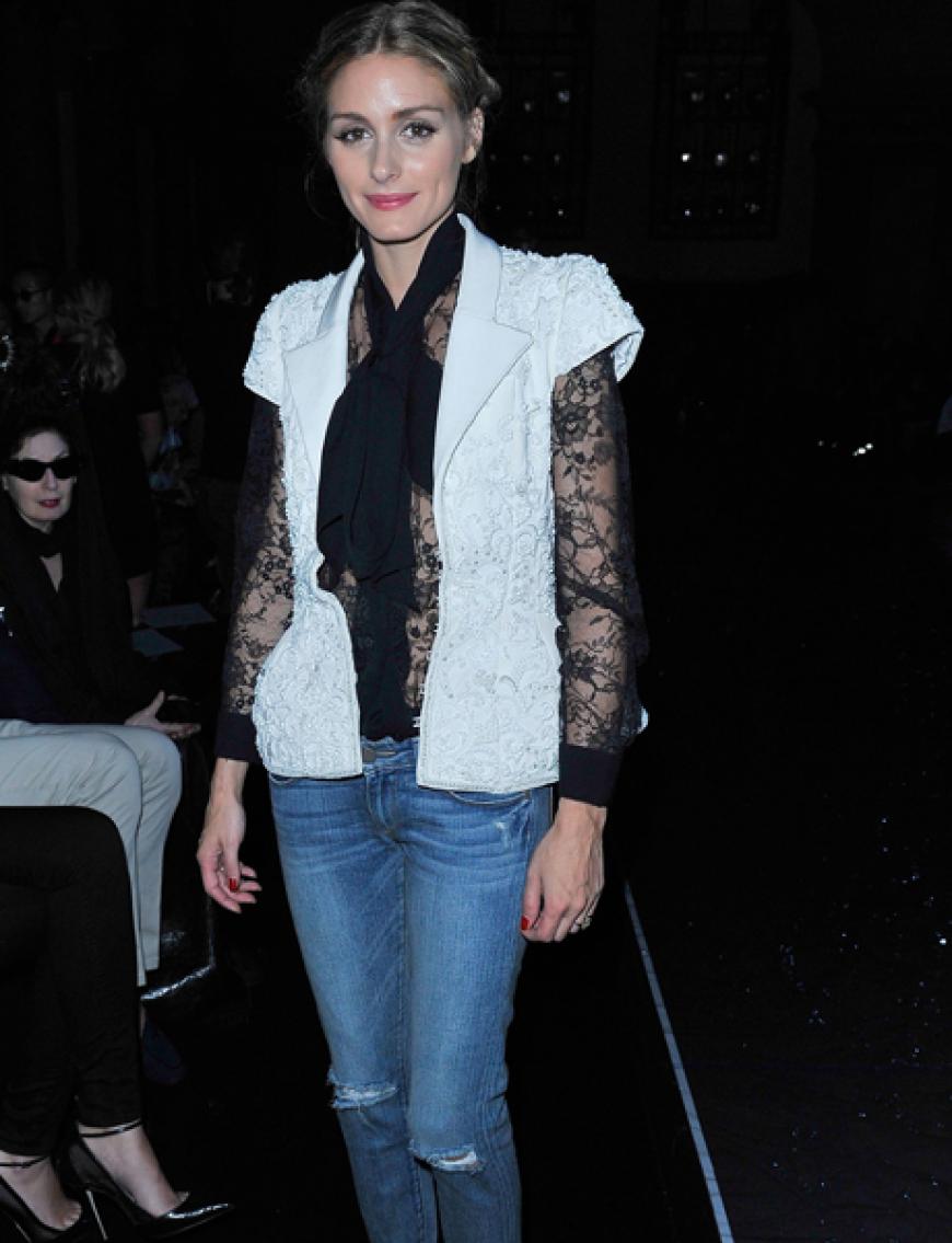 Lässig in Jeans und trotzdem (dank Spitzenbluse und High-Heels) glamourös - Olivia weiß, wie das funktioniert