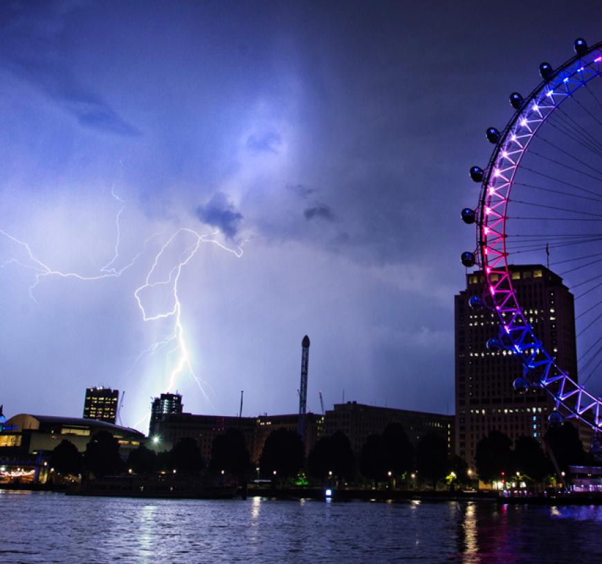 Gewitter über London: In der Nacht blitzte sogar der Himmel auf