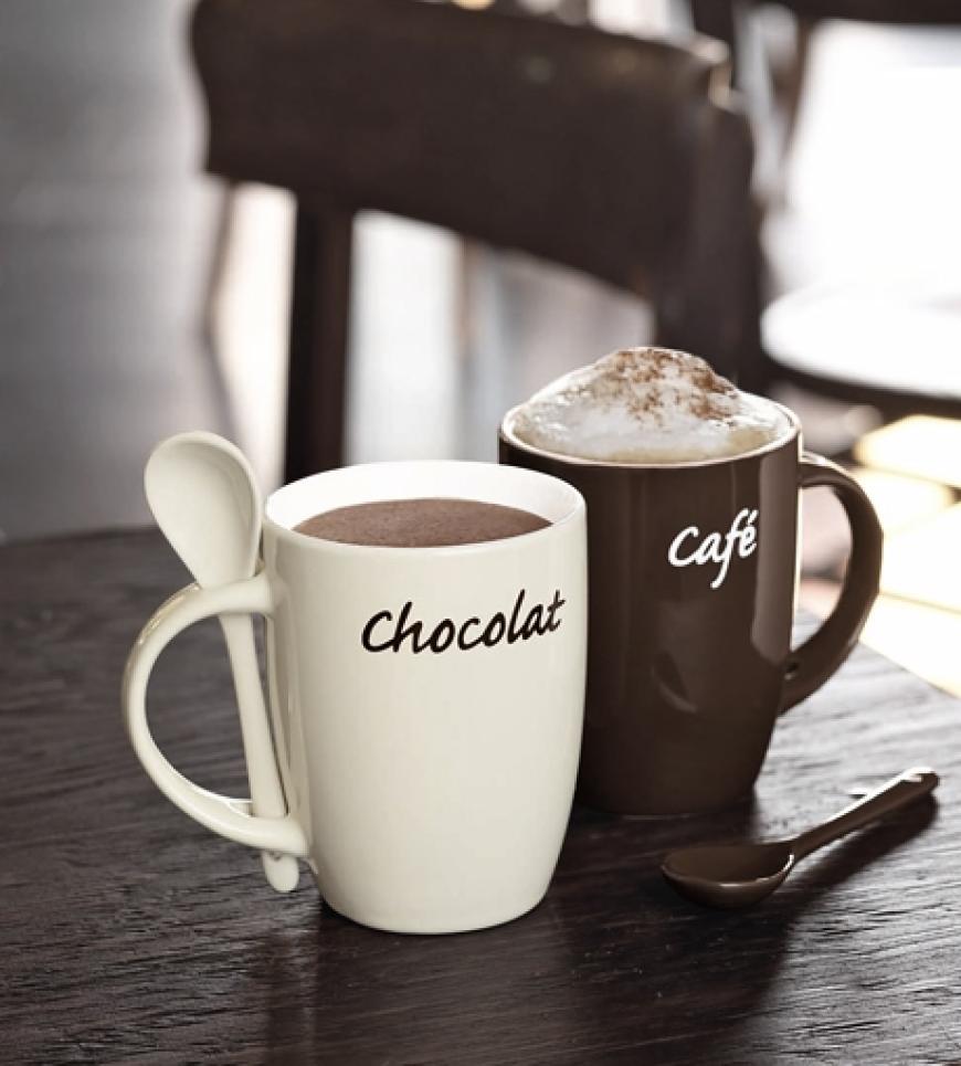 2 Trinkbecher mit Löffeln: jeweils mit Café- und Chocolat-Schriftzug. Braun und cremefarben im Set. Preis 9,99 Euro