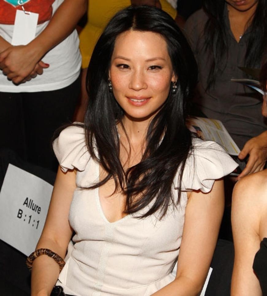 Lucy Liu zaubert für die Fotografen ein Lächeln