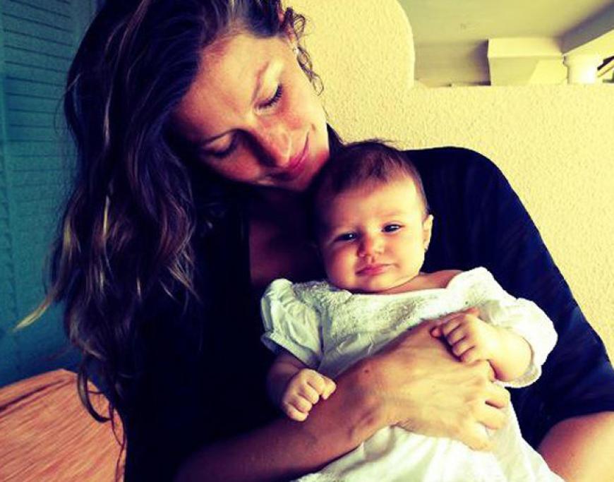 Gisele Bündchen präsentiert stolz auf ihrer Facebook-Seite ihr zweites Baby, Tochter Vivian Lake. Die Kleine kam am 5. Dezember 2012 zur Welt und macht das Glück ihrer Eltern perfekt
