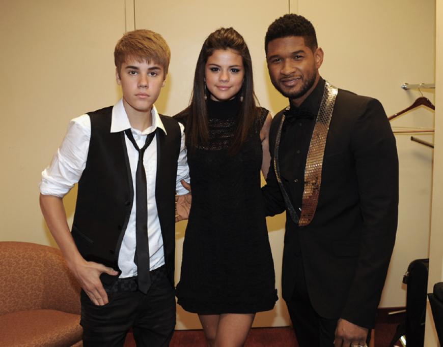 2011 mit seinem Mentor Usher und seiner Freundin Selena