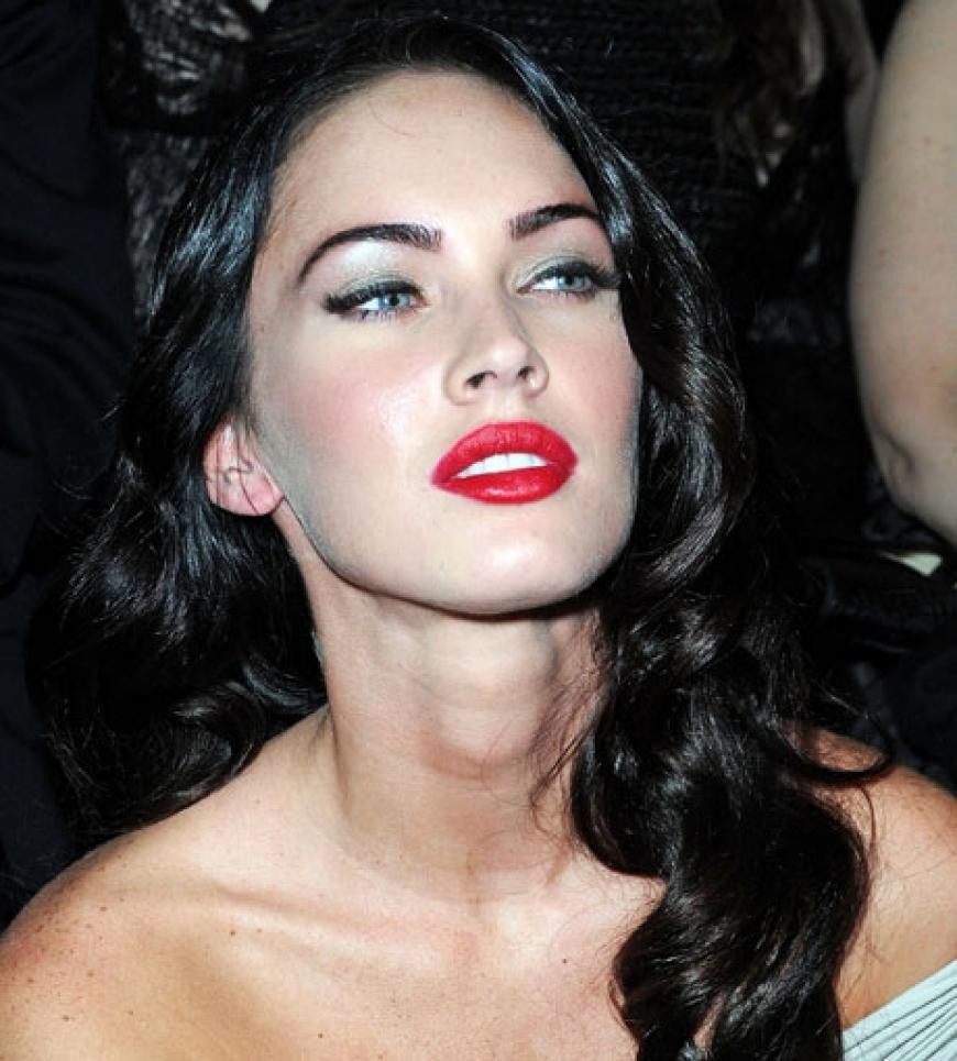 Die Modewelt gönnt sich keine Ruhe - nachdem junge Designer in Berlin ihr Können gezeigt haben, präsentieren jetzt die großen Modepäpste in Paris ihre neuen Kollektionen. Mittendrin: Schauspielerin Megan Fox