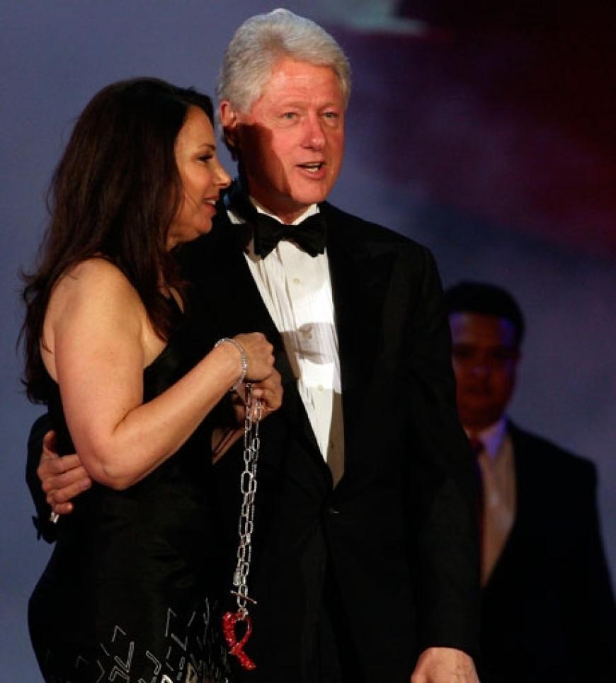 Bill Clinton und Fran Drescher amüsieren sich auf der Bühne