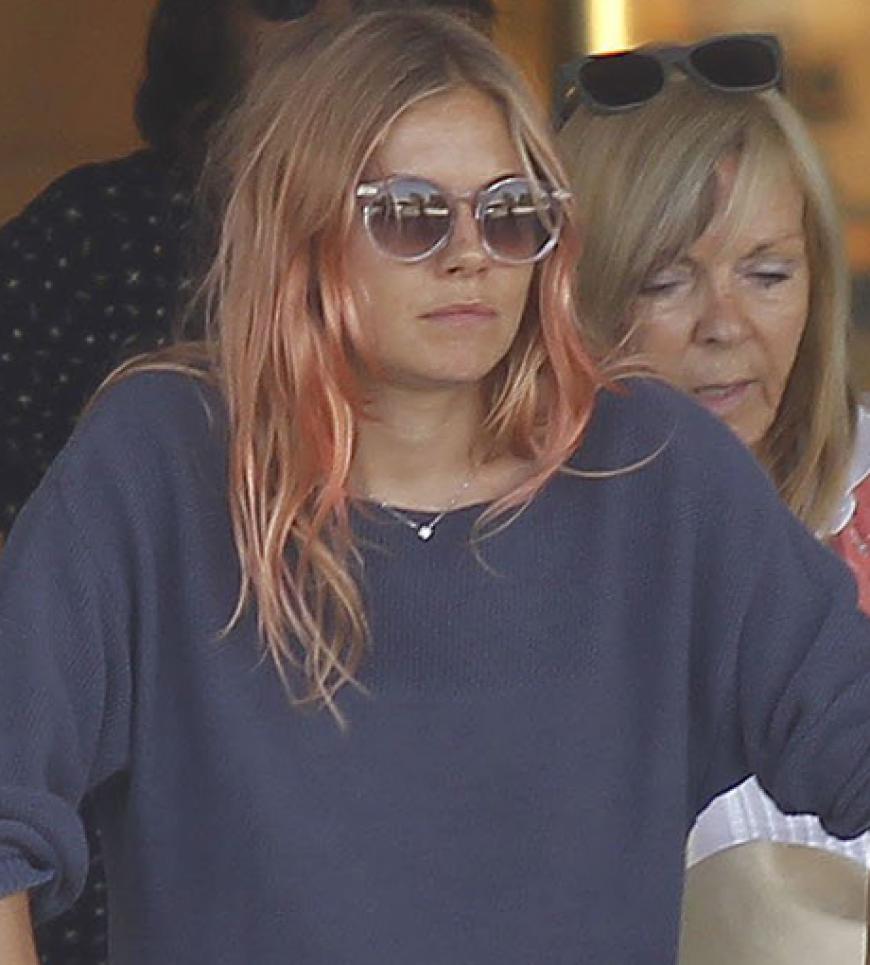 Huch, wer versteckt sich hinter diesem Lumpi-Look? Eine, die es eigentlich in Sachen Styling mit allen aufnehmen kann: Sienna Miller