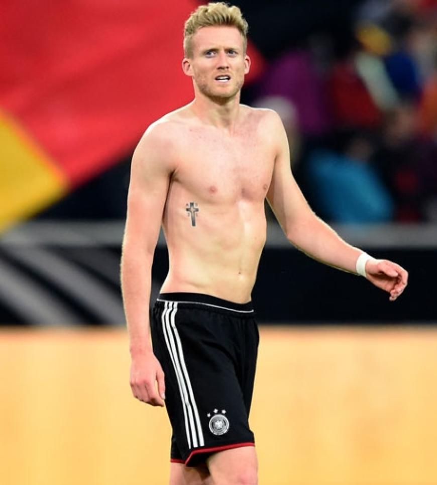 André Schürrle aus der deutschen Nationalmannschaft trägt ein Kreuz seitlich unter seiner rechten Brust