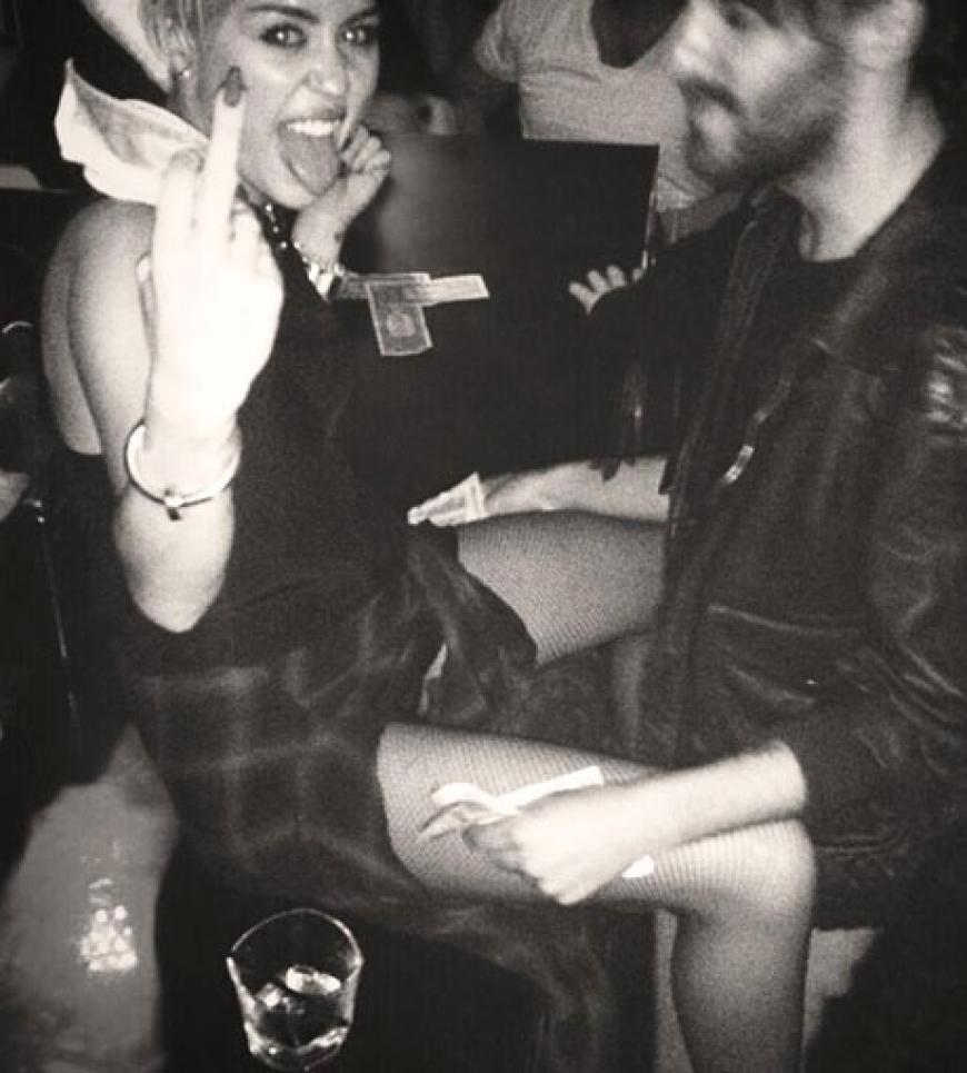 Miley außer Rand und Band - unten links ist das weiße Pulver zu sehen. MDMA?