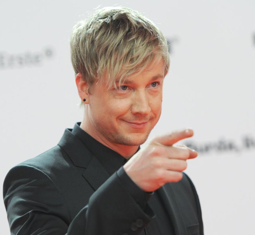 Richtig! Samu Haber von Sunrise Avenue. Er moderierte Robbie in einem richtig guten Deutsch an!