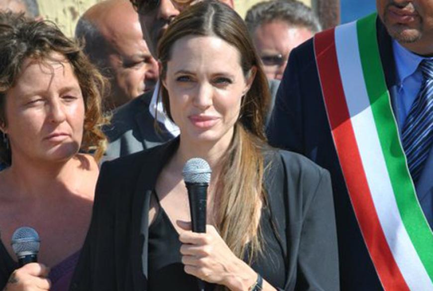 Sie bedankt sich bei den Einheimischen, für die Aufnahme von Flüchtlingen aus Nord-Afrika.