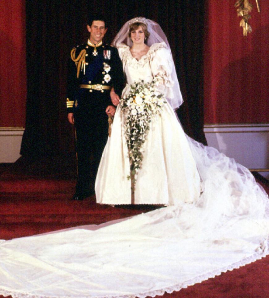 Bei der Trauung passierte Diana ein kleiner Patzer: Sie sagte die Vornamen ihres Zukünftigen in der falschen Reihenfolge auf. Charles scherzte daraufhin: ,,Diana, du hast soeben meinen Vater geheiratet.