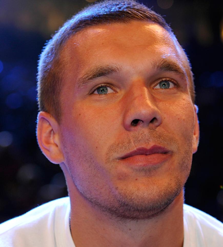 Lukas Podolski feuerte seinen Freund Felix Sturm vom Publikum aus an