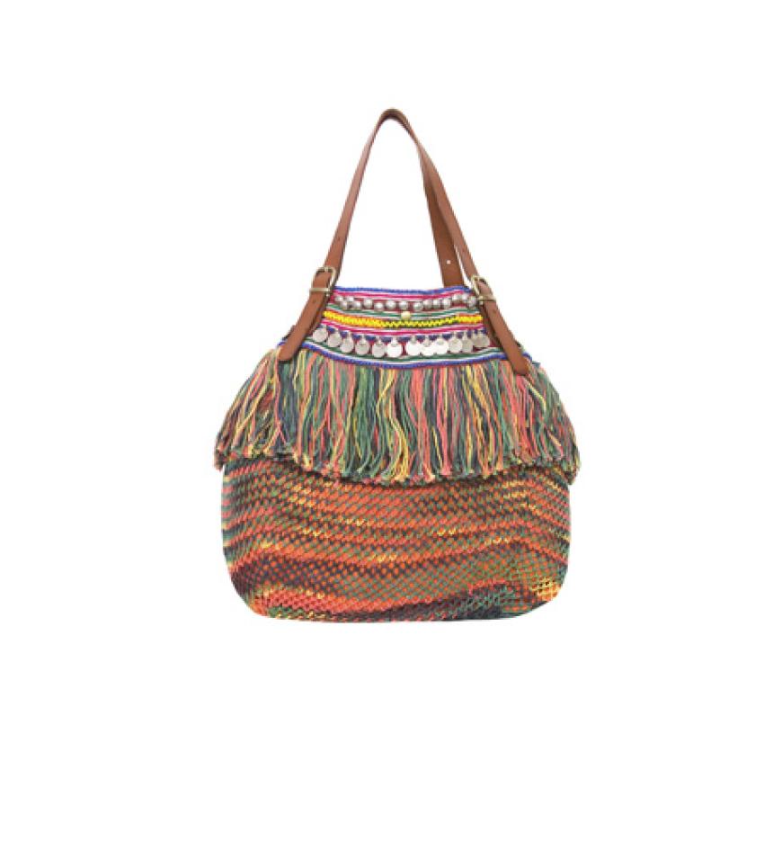 23. Oktober 2012: Definitiv auf unserer Weihnachtswunschliste! Der bunte, mit Münzen bestickte Shopper von Elliot Mann im Indie-Look hat's uns einfach angetan. Erhältlich über elliotmann.com, ca. 230 Euro