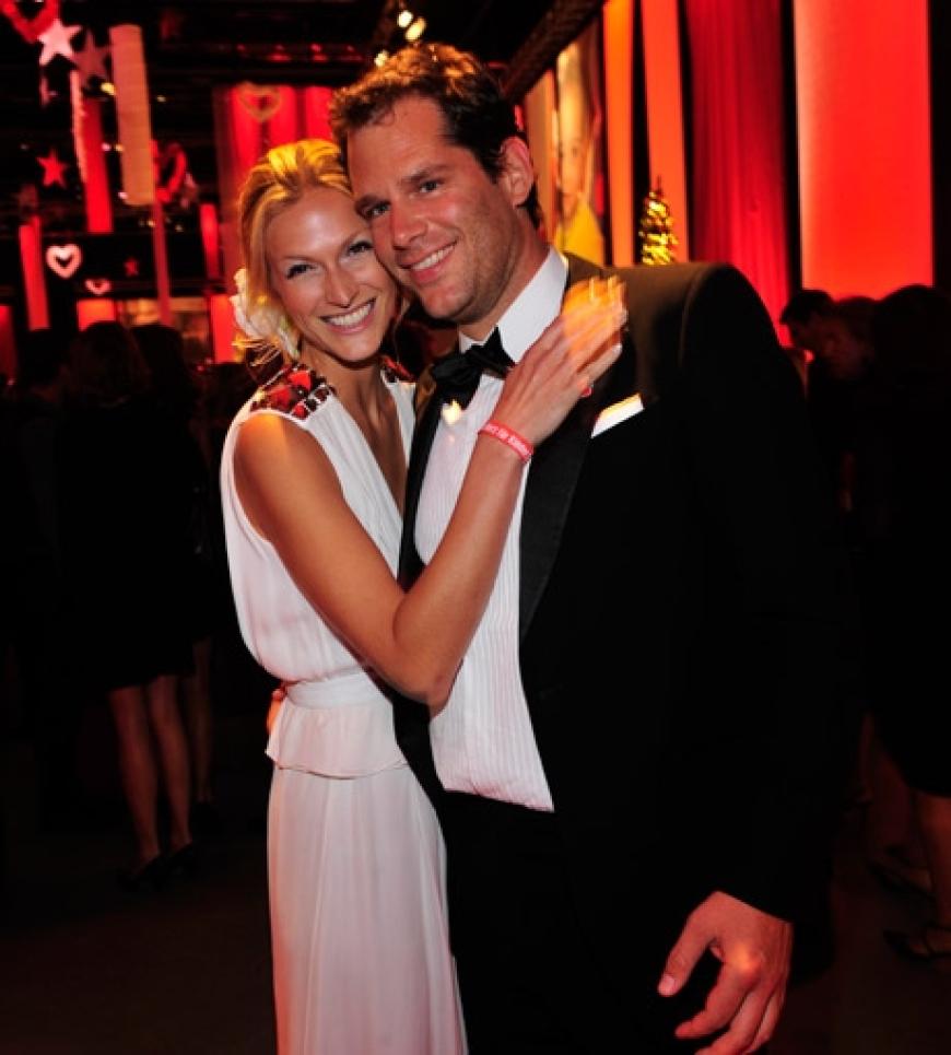 Mia Florentine Weiss kuschelt sich an Tobias Schreyer
