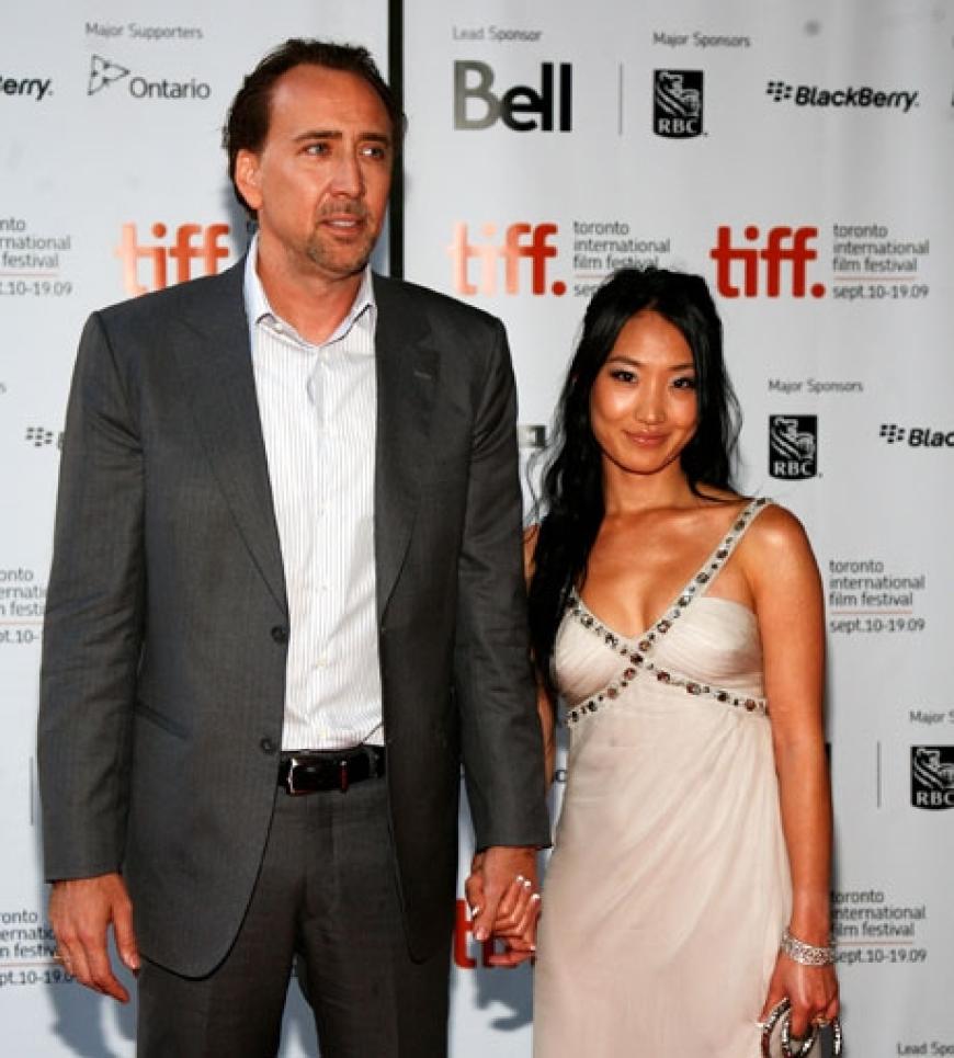 Nicolas Cage und seine Frau Alice Kim nannten ihr erstes gemeinsames Kind Kai-El. Das ist der erste Name der Comic-Figur Superman. Clark Kent erfährt in den Comics, dass er von einem anderen Planeten kommt und eigentlich Kal-El heißt. Ah ja ...