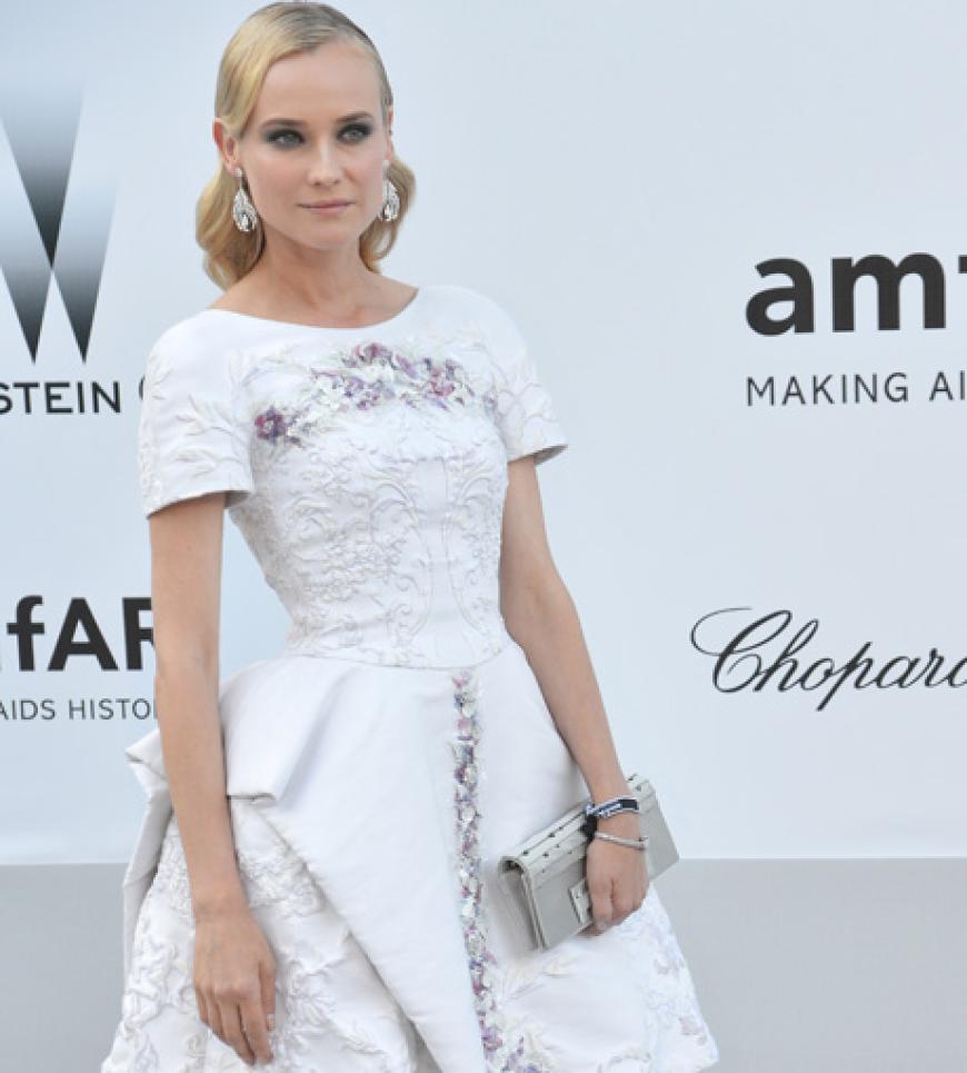 Sie ist die ungekrönte Red Carpet Queen! Keine beherrscht den Auftritt auf dem roten Teppich so wie Diane Kruger. Und die Designer lieben sie dafür! So wie ihr Mentor Karl Lagerfeld (der dieses Kleid für Chanel designte):