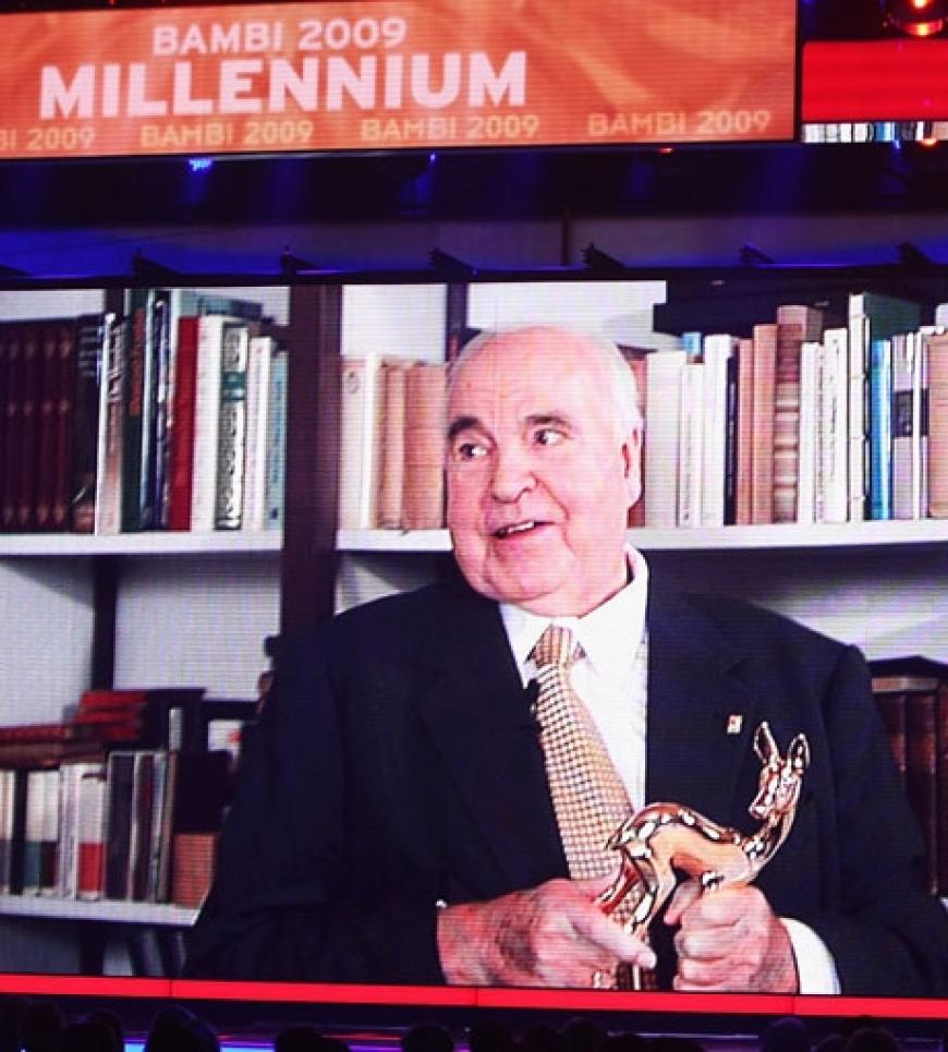 Ex-Bundeskanzler Helmut Kohl bedankte sich per Video-Botschaft für den Millennium-Bambi