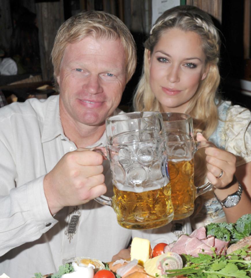 Was wäre die Wiesn ohne Oliver Kahn? Der Ex-Fußballprofi kam gemeinsam mit seiner Lebenspartnerin Svenja zum Oktoberfest