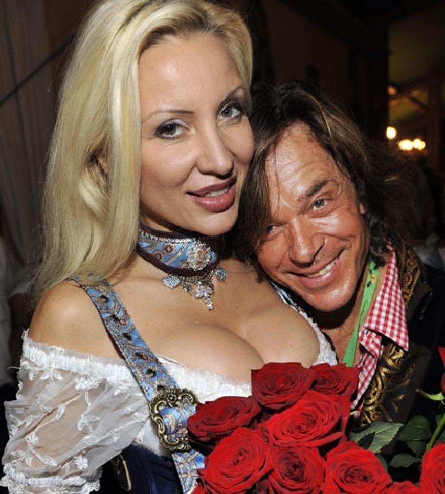 Sänger Jürgen Drews schmiegt sich an das tiefe Dekolleté seiner Frau Ramona