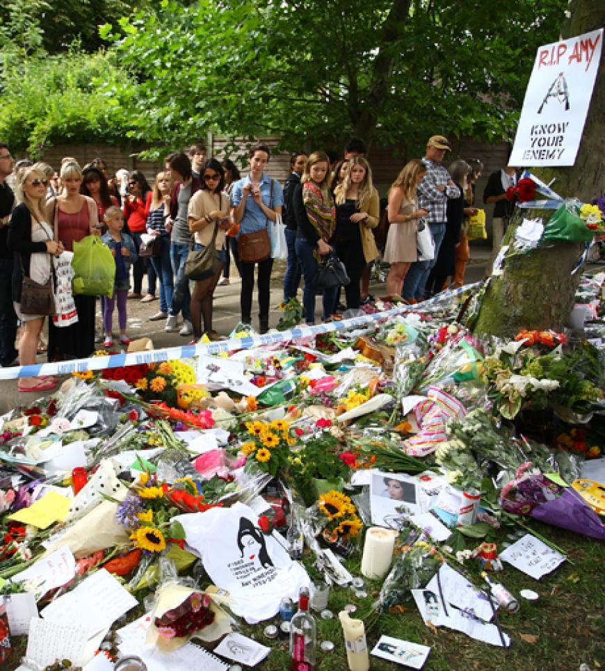 Vor ihrem Wohnhaus in Camden Square häufen sich die Andenken, Blumen, Nachrichten und Kerzen, die Fans für Amy hinterlassen