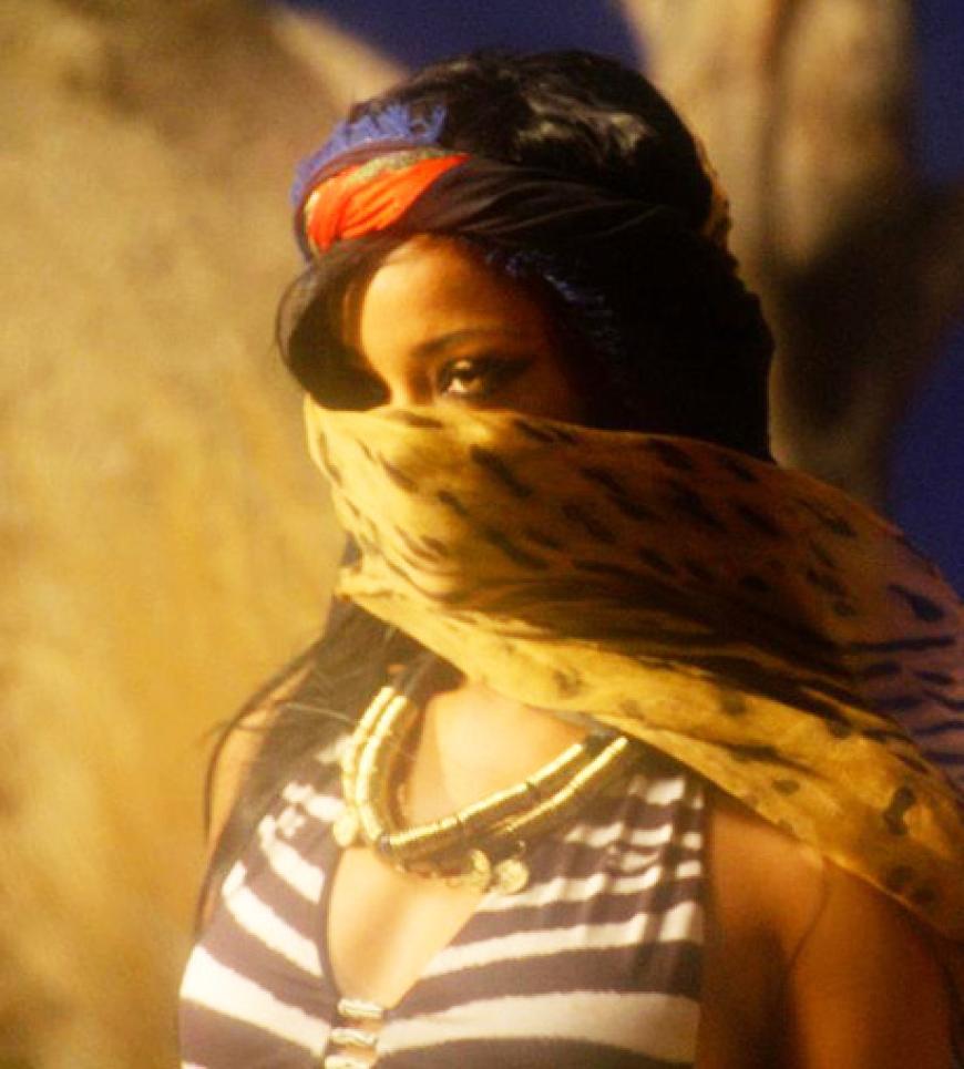 Auch das sind Szenen des Clips: Hier ist Rihanna mit ein bisschen mehr Textil zu sehen